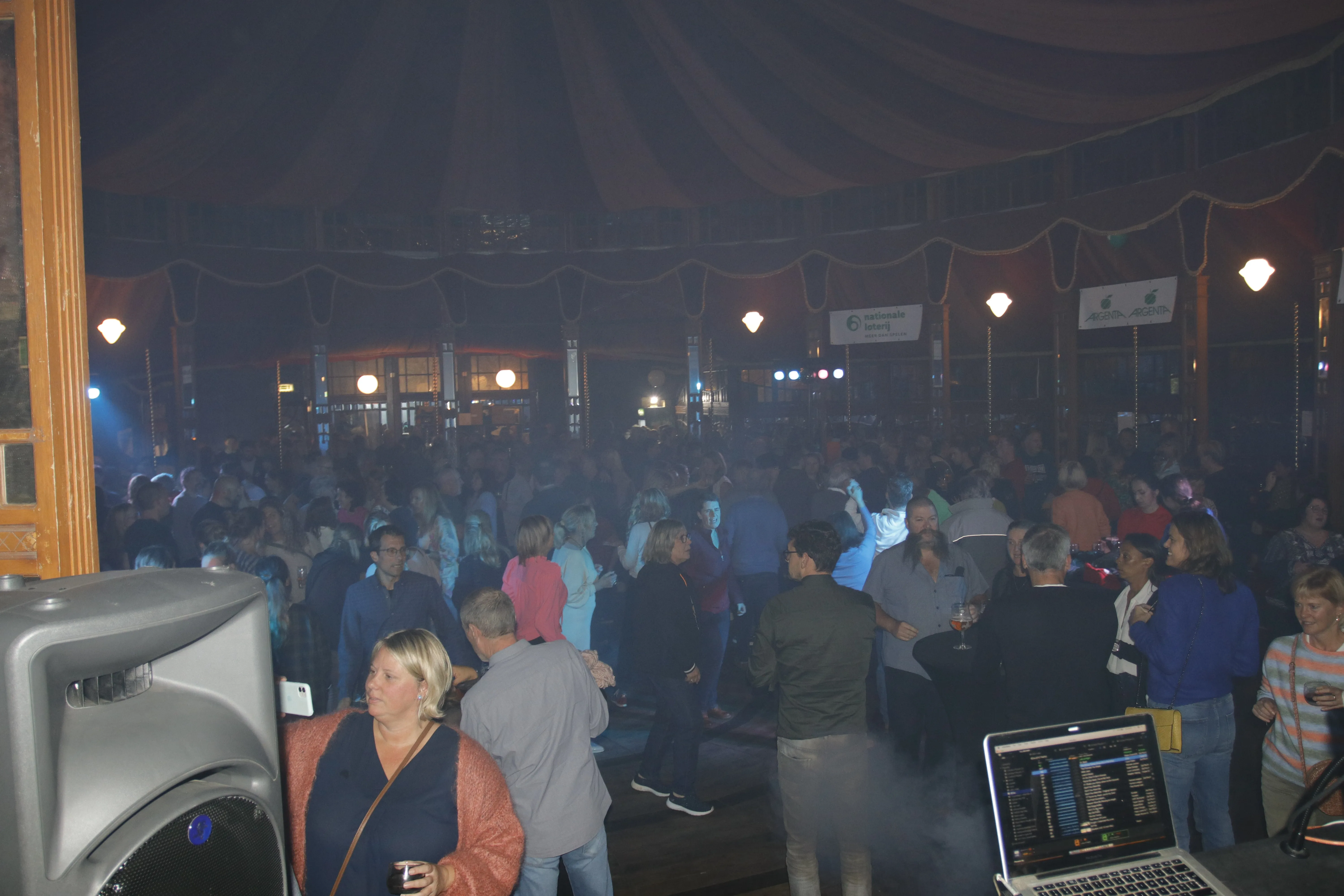 mensen aan het dansen op de jaarmarkt van Sint-Genesius-Rode
